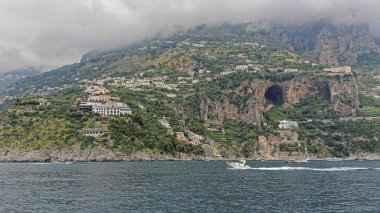 Conca dei Marini İtalya 'daki Amalfi Sahili' ndeki kayalıklar Yaz Seyahati