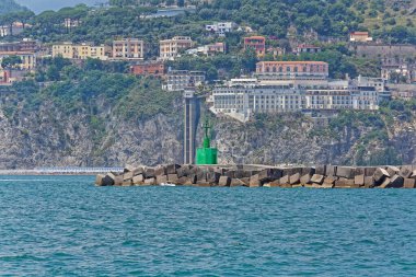 Güney İtalya Salerno Jetty 'deki Yeşil Deniz Feneri Yaz Seyahati