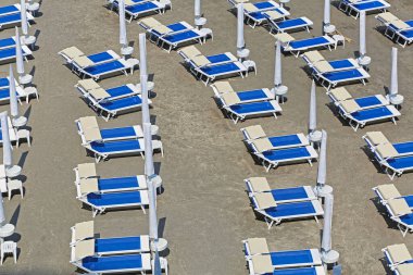 Amalfi Sahili 'ndeki Sandy Sahili' ndeki Boş Güverte Yatakları Yaz Tatili