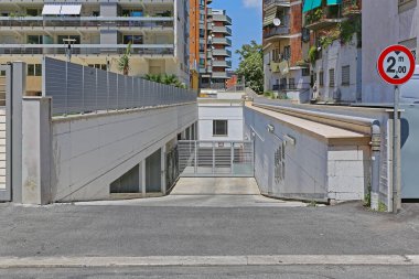 Roma 'da kapısı olan yeraltı otoparkı İtalya' da.