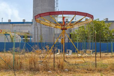 Terk Edilmiş Atlıkarınca Endüstriyel Binanın arkasındaki Park 'ta Çocuklar İçin Sürüş