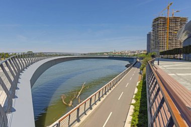 Pedestrian Döngü Köprüsü Belgrad 'da Nehrin Üzerinde Yürüyüşü Artırdı