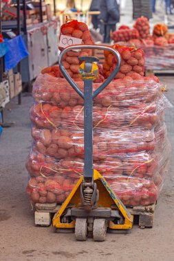 Pallet Jack Çiftçi Marketinde Çuvalda Patates Yığını