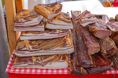 Çiftçi pazarında istiflenmiş domuz pastırması kurutulmuş domuz eti eti yığını.