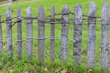 Kırsal Sırbistan 'da Eski Yıpranmış Ahşap Çit Geleneksel Balkanlar