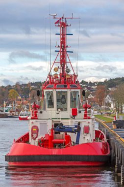 Fredrikstad 'daki Rıhtıma demirlemiş Kırmızı Römorkör Sonbahar Günü