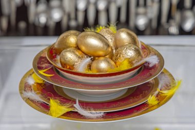 Kase içinde Altın Yumurtalar Tüylü Paskalya Süslemesi
