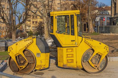 Şehirdeki Sokak İnşaat Alanında Sarı Paten Makinesi