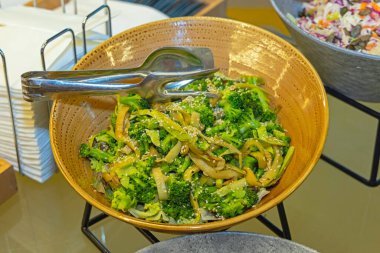 Seasame Big Bowl Salatalı Buharlı Yeşil Brokoli Çiçekleri