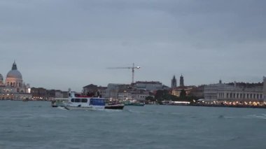 Venedik, İtalya - 09 Ekim 2024: San Giorgio Maggiore Adası Kilise Kulesi St Mark Venezia Lagoon Alacakaranlık Denizi Manzarası.