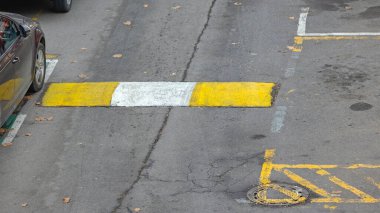 Sarı ve Beyaz Beton Hız Kış Günü Şehir Caddesinde Yavaş Trafik Aygıtını Çarpıştırdı