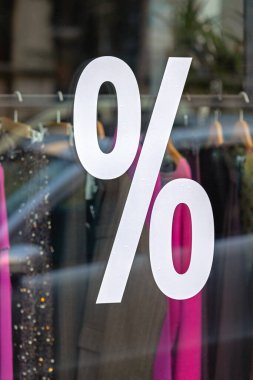 Perakende Dükkanı Vitrininde Beyaz Yüzdelik İndirim Tabelası