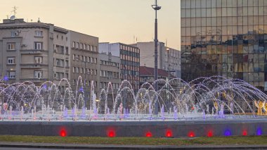 Slavija Meydanı 'ndaki Aydınlatılmış Su Fıskiyesi, Belgrad' da Kış Işıkları Şenliği Dekorasyonu Sırbistan 'da Alacakaranlık