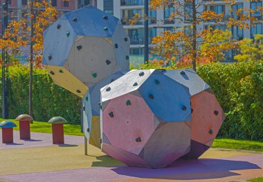 Belgrad 'da Çocuklar İçin Renkli Oyun Alanında Tırmanan Yapı Sırbistan' da