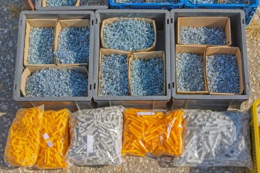 Sandıklara Hızlı Vidalar ve Plastik Tampon Anchors Torbaları