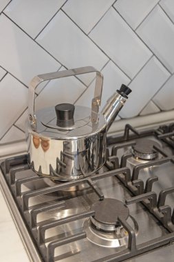 Gaz ocağında Paslanmaz Çelik Çaydanlık.