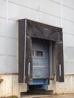 Eski Dağıtım Deposu Binası 'nın Yük Kapısı Yükleniyor