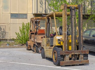 Terk Edilmiş Fabrika 'nın önüne park edilmiş iki eski forklift kamyonu