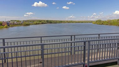 Sırbistan 'da bahar günü Obrenovac yakınlarındaki Sava Nehri Köprüsü' nden Köprü Görüntüsü