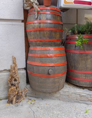 Bar Bira Fabrikası önünde kırmızı halkalı eski ahşap şarap fıçıları