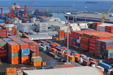 Salerno, İtalya - 27 Haziran 2014: Terminal Limanı 'na Giriş Kapısı Önünde Yüklü Kargo Konteynırları.