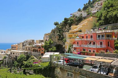 Positano, İtalya - 27 Haziran 2014: Cliffs Picturesque City 'deki Renkli Ev ve Oteller.