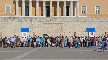 Atina, Yunanistan - 04 Mayıs 2015: Başkent Şehir Merkezi 'ndeki Yunan Parlamentosu Binası önünde Değişen Muhafızlar Töreni İzleyen Turist kalabalığı Güneşli Bahar Günü.