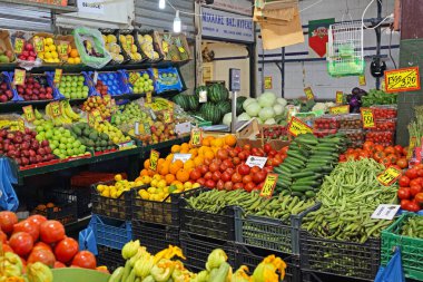 Atina, Yunanistan - 04 Mayıs 2015: Taze sebzeler ve Marketteki Üretim Bölümü Meyveleri.