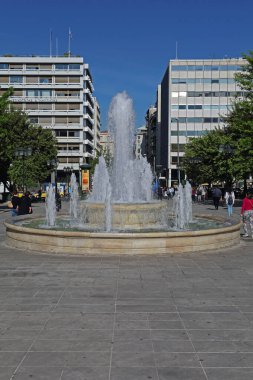 Atina, Yunanistan - 04 Mayıs 2015: Başkent Merkezinde, Syntagma Meydanı 'ndaki Güneşli Bahar Gününde Mermer Çeşmede Su Jetleri Sıçrıyor.