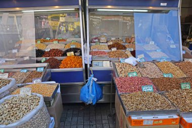 Atina, Yunanistan - 05 Mayıs 2015: Başkent Merkezindeki Çiftçi Pazarı 'nda Kurumuş Meyveler ve Karışık Fındıklar.