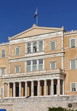 Atina, Yunanistan - 4 Mayıs 2015: Sunny Spring Day 'de Yunanistan Parlamentosu Hükümet Binası Başkent Merkezinde Eski Kraliyet Sarayı.