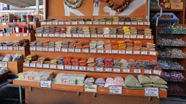 Atina, Yunanistan - Mayıs 04, 2015: Başkentteki Merkez Pazar 'daki Torbalarda Baharat ve Bitkiler Dükkanı.