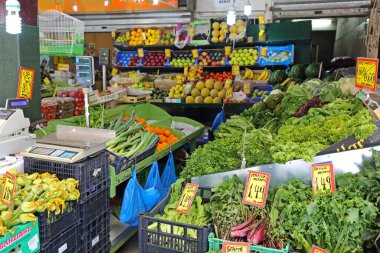 Atina, Yunanistan - 05 Mayıs 2015: Başkent Merkezindeki Çiftçi Pazarı 'nda Taze Yeşil Sebze ve Meyveler.