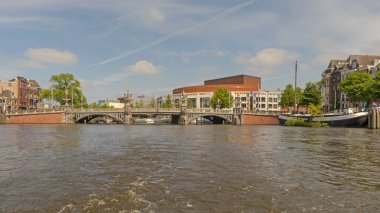 Amsterdam, Hollanda - 17 Mayıs 2018: Hollanda Ulusal Opera ve Bale Stopera Binası 'nın önündeki Blauwbrug Köprüsü.