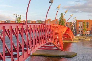 Amsterdam, Hollanda - 17 Mayıs 2018: Red Python Köprüsü Başkentin doğusundaki Su Kanalı üzerinde Pythonbrug.