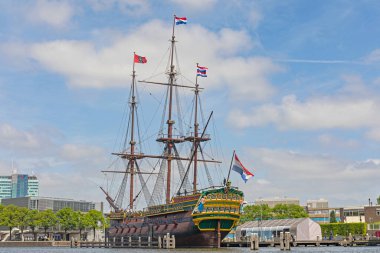 Amsterdam, Hollanda - 17 Mayıs 2018: Kattenburgerplein Bahar Günü Deniz Müzesi önünde 1749 Kopya Tarihi Denizcilik Sergisi 'nden VOC Gemisi Amsterdam.