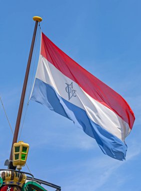 Amsterdam, Hollanda - 17 Mayıs 2018: Denizcilik Müzesi önündeki 1749 Replica Tarihi Denizcilik Sergisi 'nden VOC Stern Amsterdam' da Büyük Bayrak.