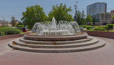 Belgrad, Sırbistan - 01 Temmuz 2024: Başkentteki Güneşli Yaz Günü 'nde Su Çeşmesi Yuvarlak Yapısı Yakınları.