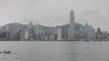 Hong Kong, Çin - 27 Nisan 2017: Bulutlu Bahar Günü Victoria Limanı 'ndan geçen bir sürat teknesi.