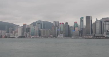Hong Kong, Çin - 27 Nisan 2017: Cityscape Panorama Victoria Limanı Bulutlu Bahar Günü.