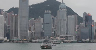 Hong Kong, Çin - 27 Nisan 2017: Ifc Alışveriş Merkezi Bahar Günü 'nün önündeki Victoria Limanı Yıldız Feribot Geçidi.