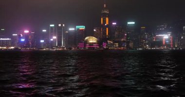 Hong Kong, Çin - 24 Nisan 2017: Victoria Limanı Gökdelen Binaları Gece Kenti Panoraması 'nda Aydınlatma.