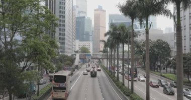 Hong Kong, Çin - 29 Nisan 2017: Wan Chai Meşgul Bahar Günü Olağan Otomobil Trafiği.