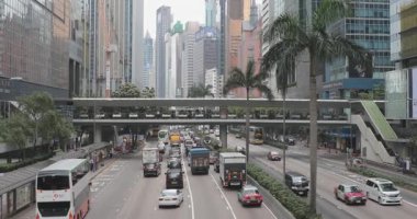 Hong Kong, Çin - 29 Nisan 2017: Wan Chai Zoom 'daki Yaya Köprüsü Ağır Trafik Sokağı.