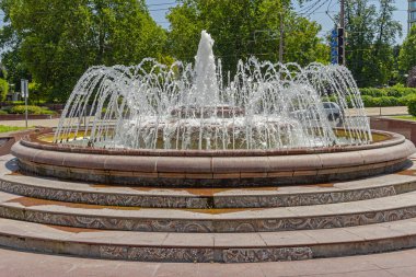 Sırbistan 'da Belgrad' da Sunny Summer Day 'de Vuk Anıtı Yakınındaki Su Fıskiyesi Yuvarlak Yapısı