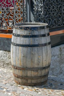 Restoranın önündeki Cobblestone Sokağı 'nda Retro Style Tahta Şarap Fıçısı