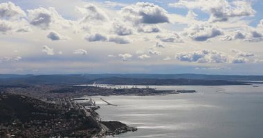 İtalya Bahar Günü 'nde Trieste Şehri' nin Adriyatik Deniz Koyu 'ndaki hava manzarası