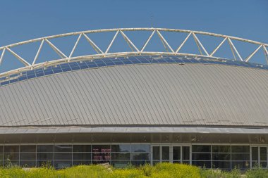 Güneşli Yaz Gününde Çelik Kemer Metal Kubbe Spor Salonu Kompleksi