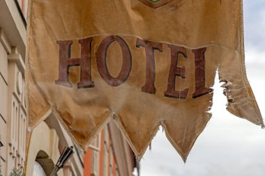 Parçalanmış Eski Otel Bayrağı Ortaçağ Biçimi Kötü İmza Durumu