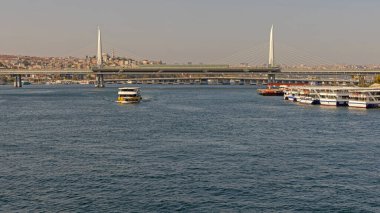 İstanbul 'da Yeni Metro Treni Askıya Alma Köprüsü Güneşli Sonbahar Günü